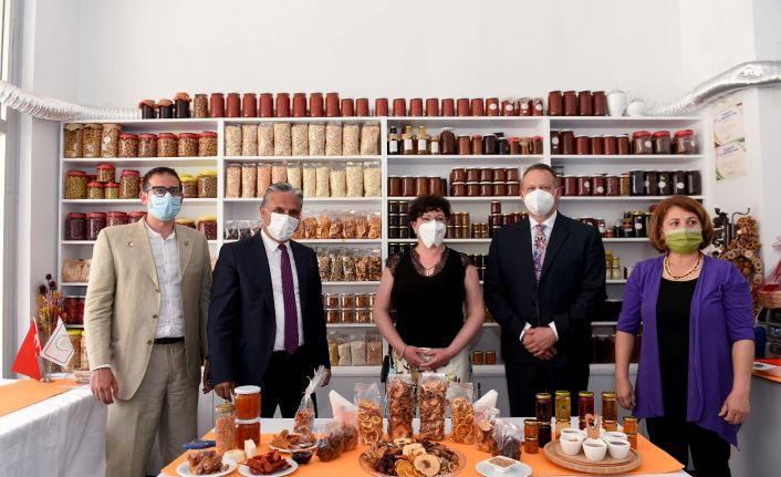 Uysal, Slovakyalı Belediye Başkanına Antalyaspor forması hediye etti