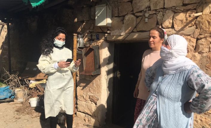 Vaka sayılarının düşmediği Siirt’te sağlık ekipleri kapı kapı gezerek aşılama çalışmalarına başladı