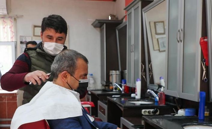 Vali, berber koltuğunda