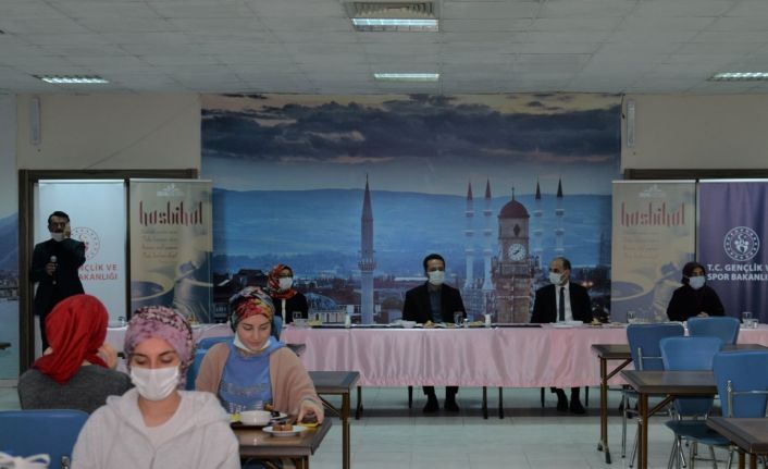 Vali Şentürk, öğrencilerle iftar yaptı
