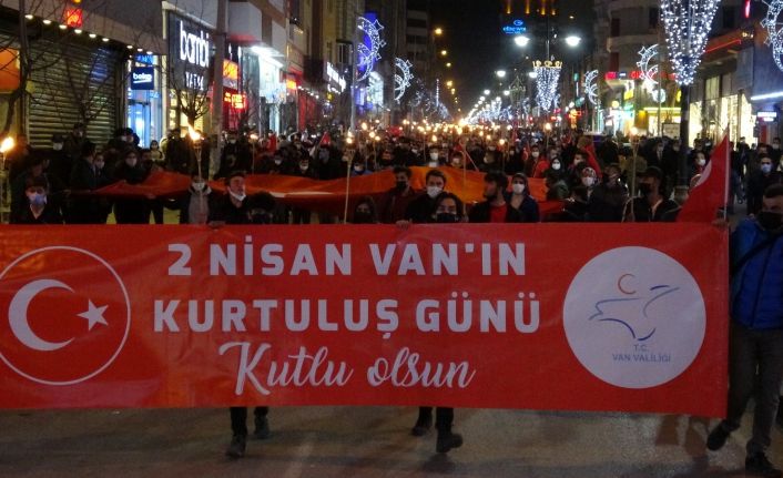 Van’ın kurtuluş yıl dönümünde fener alayı düzenlendi