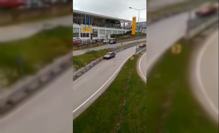 Yağ dökülen yolda otomobiller birbirine böyle girdi