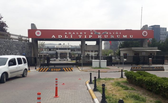 Yangın esnasında çatıdan atlayan yaşlı adamın cenazesi Adli Tıp Kurumu’ndan alındı