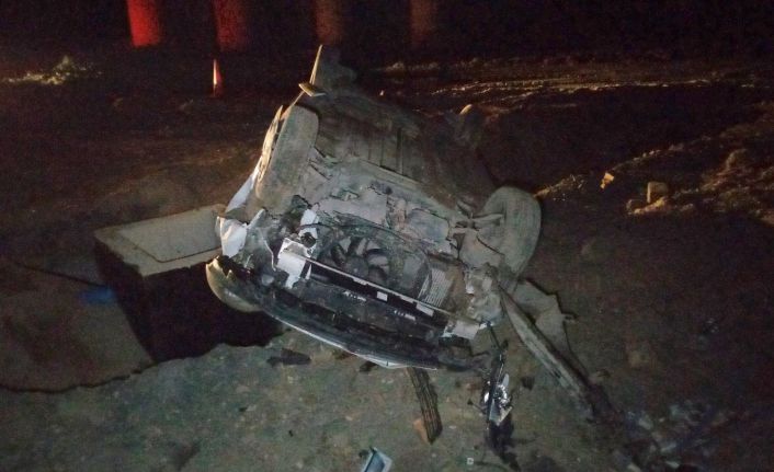 Yanlışlıkla otoyol inşaatına giren araç kum öbeğine çarparak taklalar attı: 2 yaralı