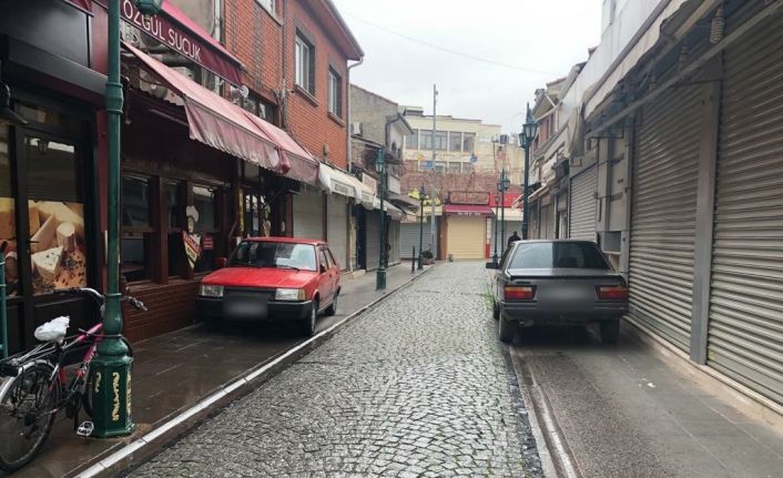 Yaya yolları ve kaldırımlar araçlara kaldı