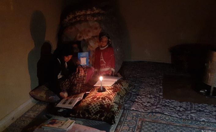 Yeşilli Belediyesinin elektriğini kestiği evde mum ışığında ders çalışan kız: "Bize sahip çıkın"