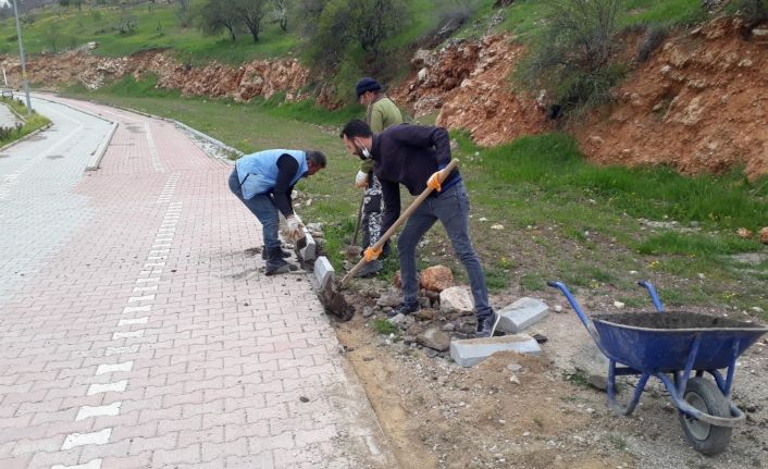 Yürüyüş yolunda bozulan kaldırım taşları yenileniyor