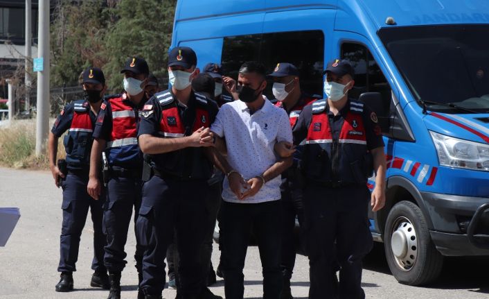 150 bin liralık altını eliyle dolandırıcılara verdi, gerçek jandarma yarım saat sonra geri getirdi
