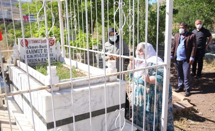 15 Temmuz’da oğlunu şehit vermişti, evladının mezarını yıllar sonra ziyaret edebildi