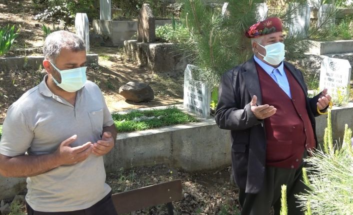 28 yıldır her bayram önce şehit çocuklarının kabrini ziyaret ediyor