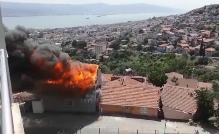 2 katlı ev alev alev yandı, başka dairelere de zarar verdi