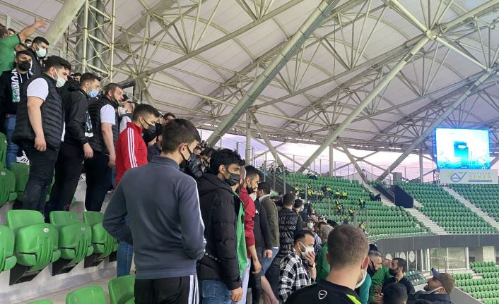 2. Lig Play-Off Çeyrek Final maçı 15 dakika gecikmeli başladı