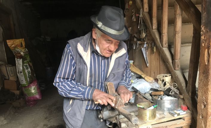 300 yıllık düğmeli evde 50 yıldır kazma, kürek ve baltalara sap yapıyor