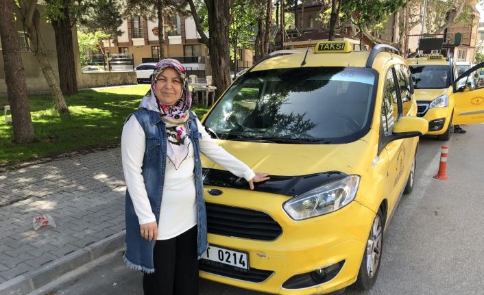 3 çocuk annesi İsmihan Topak aile ekonomisine katkı için 5 yıldır taksicilik yapıyor