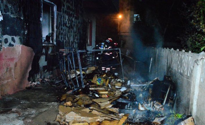 3 katlı binada yangın paniği...İtfaiye ekipleri yangını söndürmek için seferber oldu