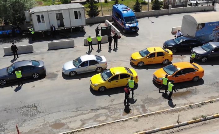 43 ilin geçiş güzergahında "bayram" denetimi: Kişilerin "HES kodu" sorgulandı