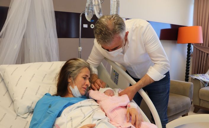 47 yaşında 15. tüp bebek uygulaması ile bebekleri olan çiftin görülmeye değer mutluluğu