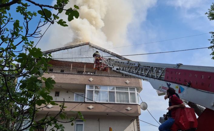 4 katlı binanın çatı katı alev alev yandı, kalabalık polis uyarılarına aldırmadı