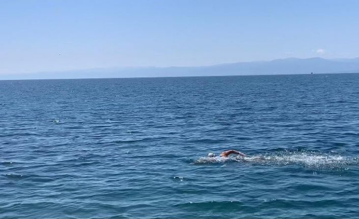 6 kıtada yüzmek üzere yola çıkan Türk yüzücü Sinop’ta da sprint triatlon yaptı