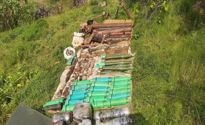 6 PKK’lı teröristin etkisiz hale getirildiği mağarada çok sayıda silah ve mühimmat ele geçirildi