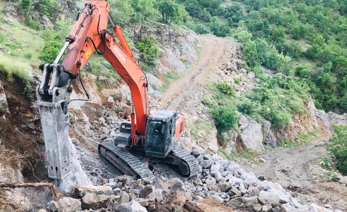 7 yıl önce yapımına başlanan yol tamamlandı, muhtar açılışı Türk bayrağı ile kutladı