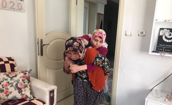 81 yaşındaki fedakâr anne 43 ve 55 yaşlarındaki engelli evlatlarına gözü gibi bakıyor