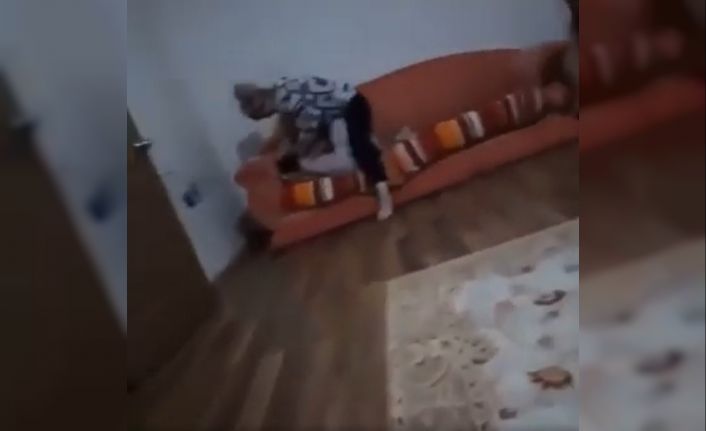 8 yaşındaki kızını darp eden anne tahliye olunca kızının ayağına sarılarak af diledi