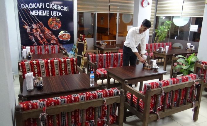 Açılma müjdesini alan kafe ve lokanta işletmecileri sabahı beklemeden hazırlıklara başladı