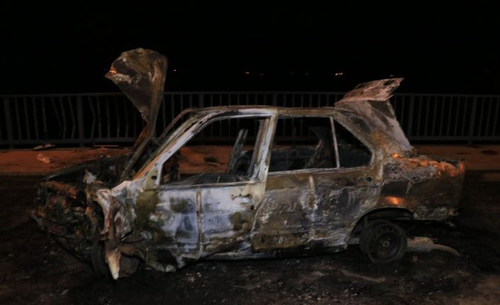 Adana’da köprü korkuluklarına çarpan otomobil alev alev yandı: 2 yaralı