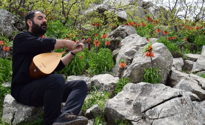 Ağlayan gelinlerin görsel şölenine sazı ve sözüyle eşlik etti