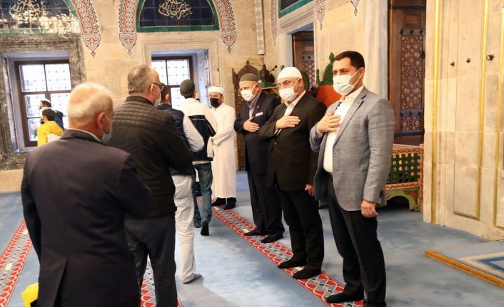 Amasya’da bayram namazı korona virüs tedbirleriyle kılındı, yöneticiler halkla bayramlaştı