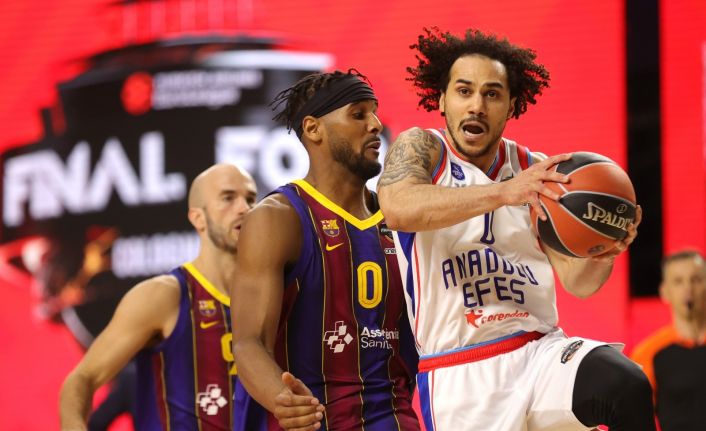 Anadolu Efes, THY Euroleague finalinde karşılaştığı İspanyol ekibi Barcelona’yı 86-81’lik skorla mağlup ederek şampiyon oldu.