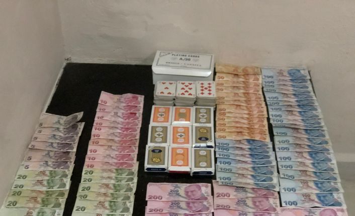 Antalya’da evde kumar oynayan 12 kişiye 110 bin 568 lira ceza