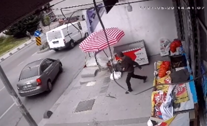 Arnavutköy’de yolun karşısına geçmeye çalışan genç kıza minibüs çarptı, o anlar güvenlik kamerasına yansıdı