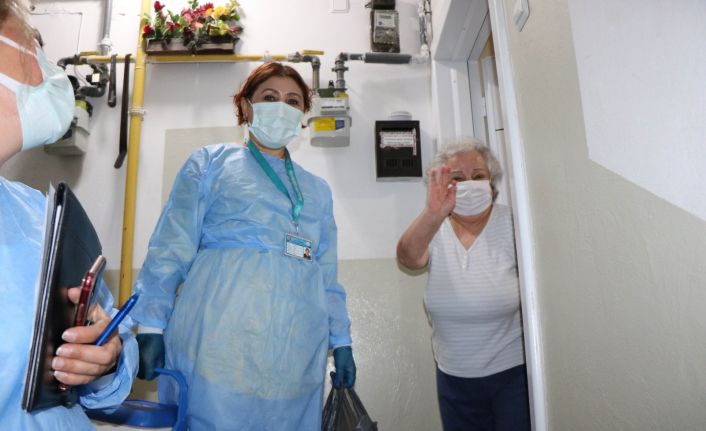 Aşı ikna ekipleri kapı kapı dolaşıp, vatandaşları aşı olmaya ikna ediyor