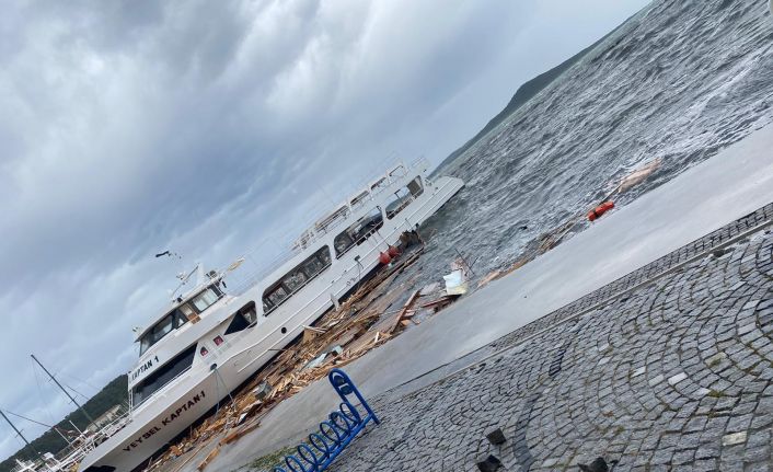 Ayvalık’ta fırtına onlarca tekneyi batırdı, bir kişi batan tekneden denize böyle düştü