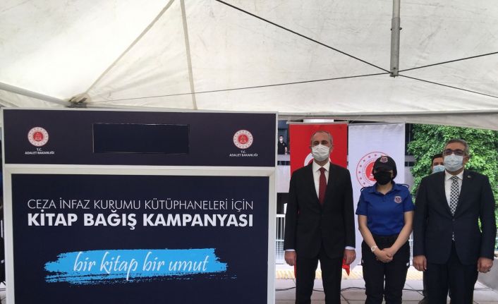 Bakan Gül, ‘Bir Kitap Bir Umut’ kampanyasındaki ilk kitap bağışını Ankara Adliyesi’nden başlattı