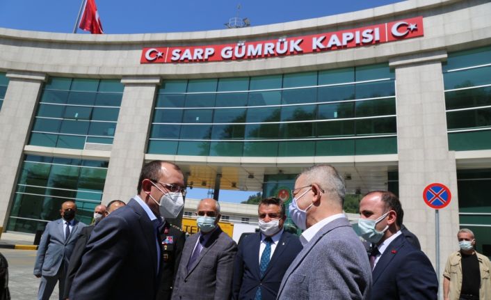 Bakan Muş, Sarp sınır kapısında tır şoförlerinin sorunlarını dinledi