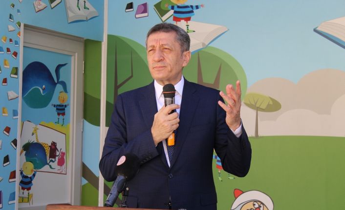 Bakan Selçuk: “Bazen bizim yaklaşımlarımız çocuklarımızın ihtiyacı olmayan alanlarda zorlanmalarına yol açıyor”