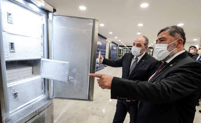 Bakan Varank, 140 bin doz aşıyı saklayabilen buzdolabının üretildiği fabrikayı inceledi