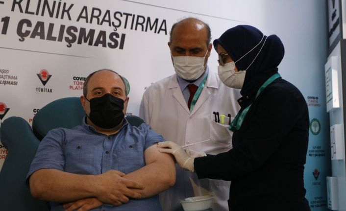 Bakan Varank gönüllü olduğu VLP aşının ilk dozundan 20 gün sonra ikinci dozunu yaptırdı