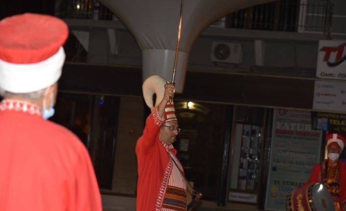 Balıkesir’de tam kapanmada mehter takımından vatandaşa moral konseri
