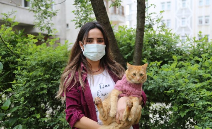 Barınaktan aldığı kedisini bir an olsun yanından ayırmıyor