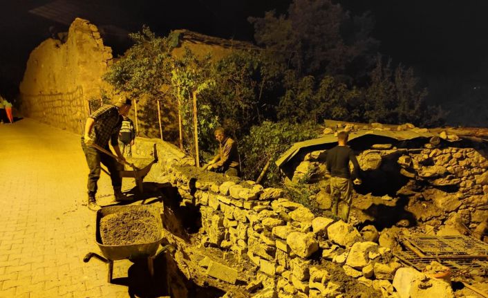 Batman’da taş duvar ustaları oruç tutabilmek için gece çalışıyor