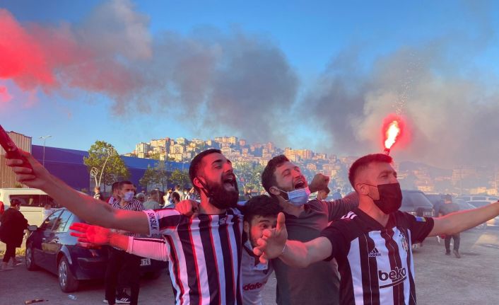 Beşiktaşlı taraftar hem şampiyonluk hem 19 Mayıs coşkusunu bir arada yaşadı