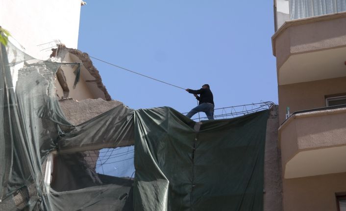 Bina yıkımında canlarını hiçe saydılar