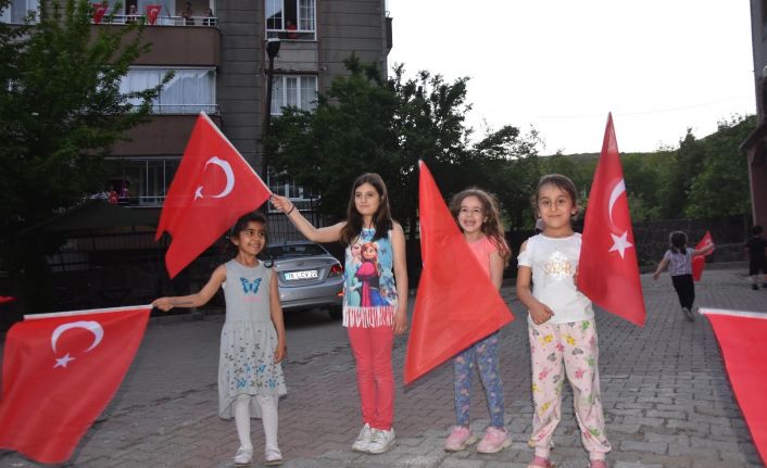 Bitlis’te dev Türk bayrağı eşliğinde İstiklal Marşı etkinliği