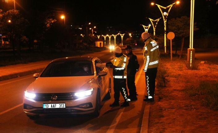 Bitlis’te emniyet ekiplerinin kısıtlama denetimleri devam ediyor