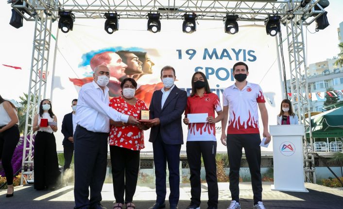 Büyükşehir Belediyesinden 49 başarılı sporcu ve 35 antrenöre 419 bin lira ödül
