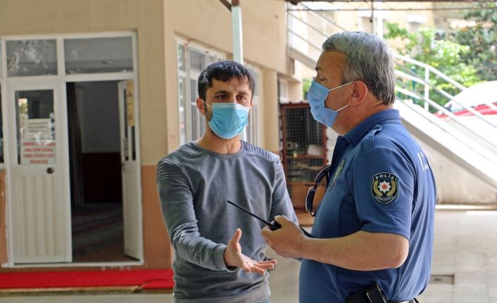 Caminin duvarlarına dadanan genç yine yapacağını yaptı, imam ve müezzini canından bezdirdi